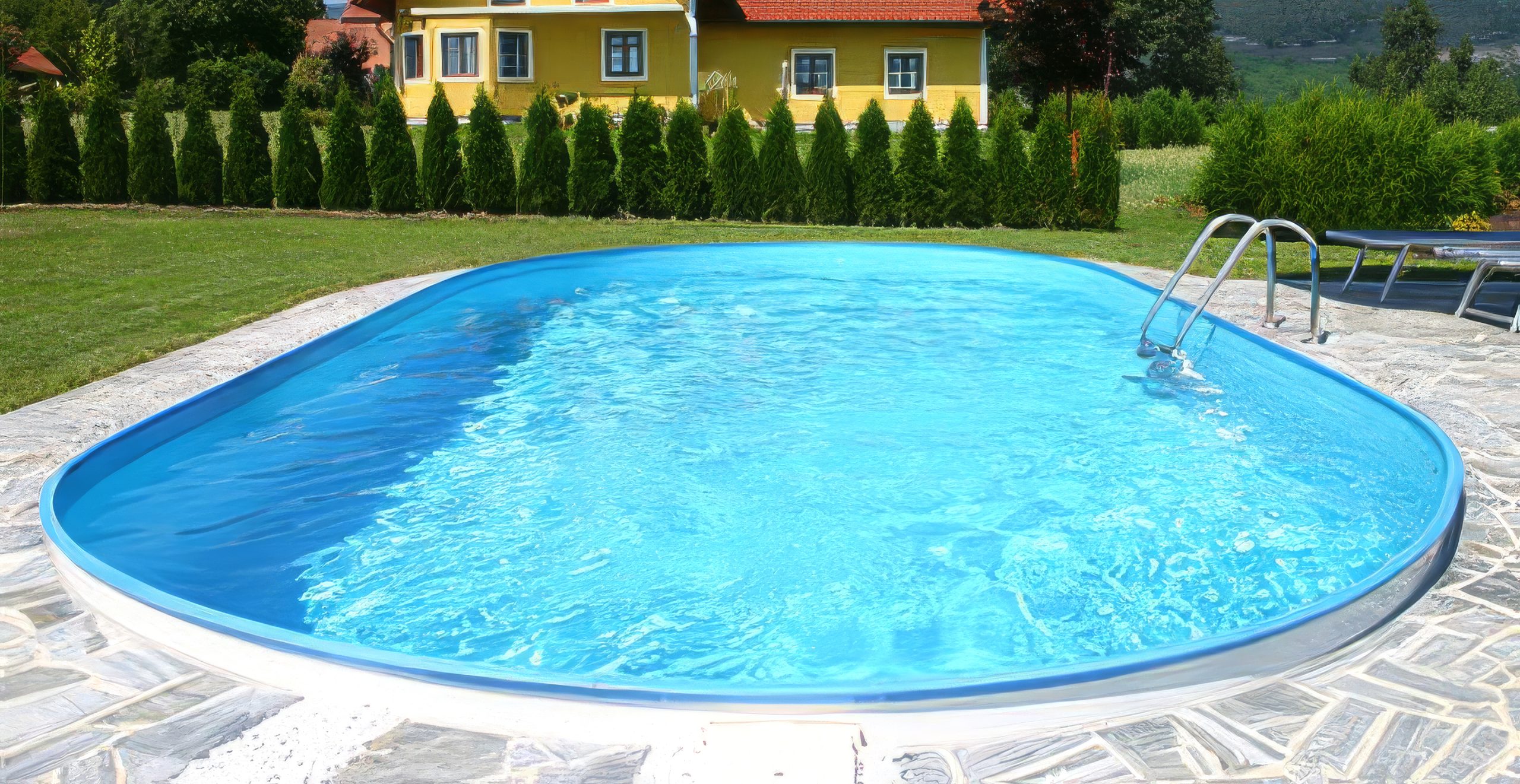 Pool der Oval ist und im Boden versenkt ist.