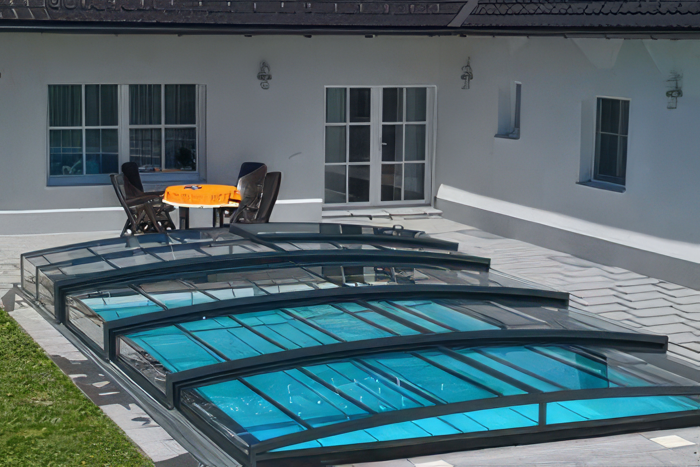 Aussenpool mit Schiebglasdach um den Pool zu schließen und zu schützen