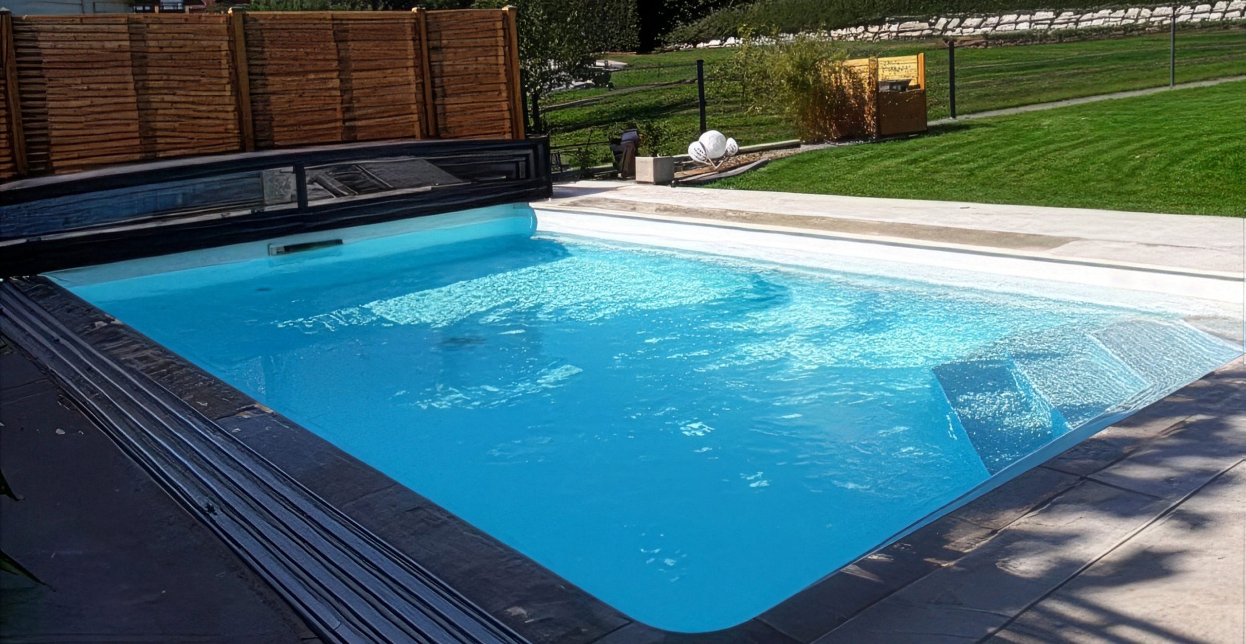 Aussenpool mit Schiebglasdach um den Pool zu schließen und zu schützen